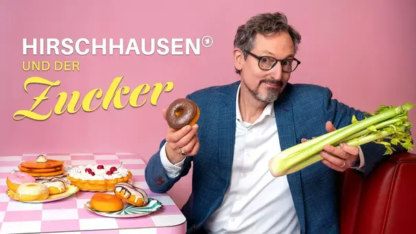 Ein Mann mit Brille und blauem Sakko sitzt vor rosa Hintergrund an einem Tisch mit verschiedenen Süßigkeiten. In einer Hand hält er einen Schoko-Donut, in der anderen eine Stange Sellerie. Neben ihm steht der Schriftzug „Hirschhausen und der Zucker“. - Foto: WDR Westdeutscher Rundfunk 
