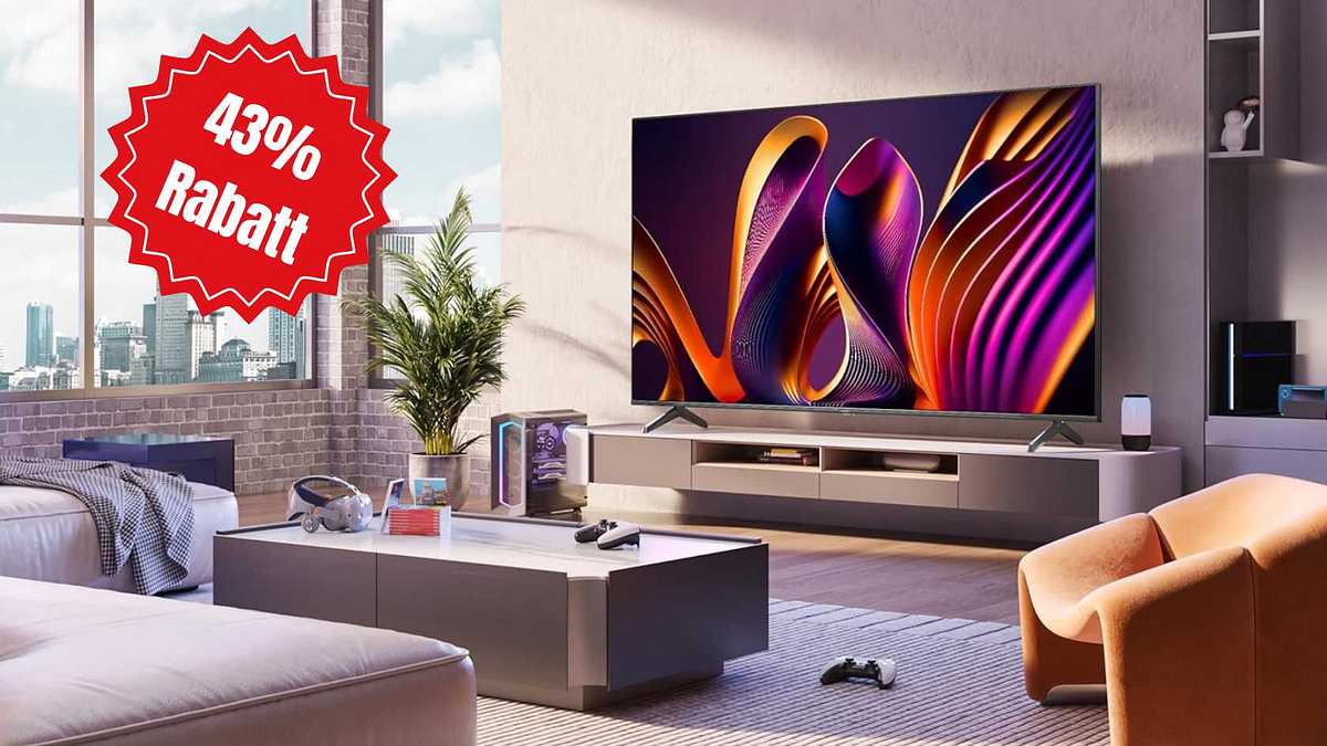 Der Hisense 4K QLED TV hängt an der Wand eines modernen Wohnzimmers