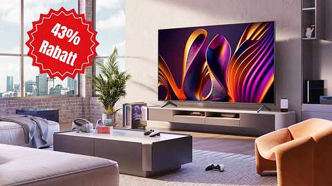 Der Hisense 4K QLED TV hängt an der Wand eines modernen Wohnzimmers - Foto: Hisense/PR