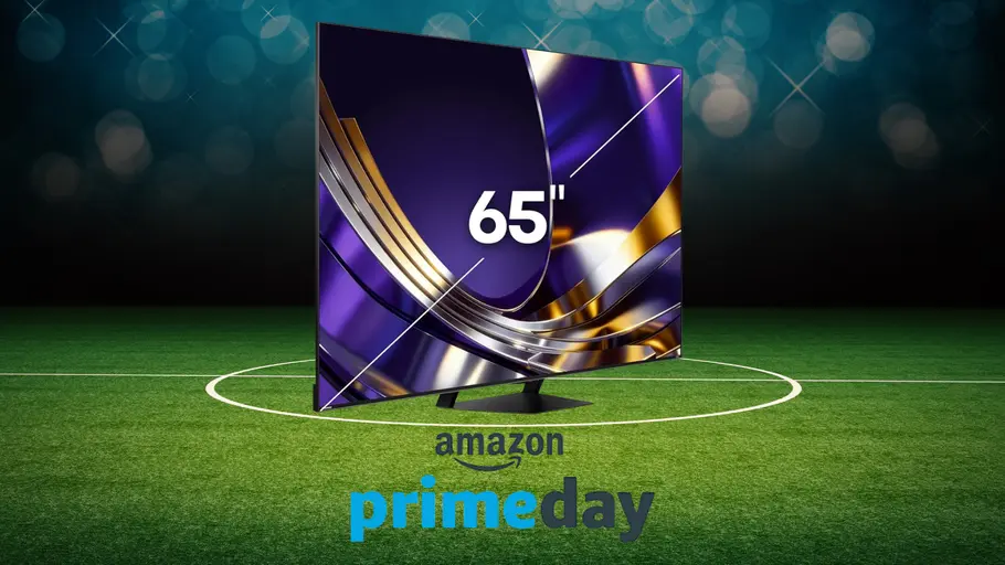 Aufmacherbild Hisense 65U7DS PRO Hisense 65U7DS PRO in der Mitte eines Fußballplatzes und über dem Amazon Prime Day Logo