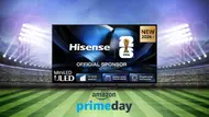 Hisense 75U7DSE in der Mitte eines Fußballstadions mit Flutlicht, Tribüne und einem Amazon Prime Day Logo - Foto: TV Movie / Canva Hisense 75U7DSE in der Mitte eines Fußballstadions mit Flutlicht, Tribüne und einem Amazon Prime Day Logo - Foto: TV Movie / Canva