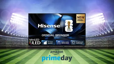 Hisense 75U7DSE in der Mitte eines Fußballstadions mit Flutlicht, Tribüne und einem Amazon Prime Day Logo - Foto: TV Movie / Canva