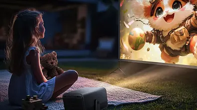 Ein Mädchen schaut einen Film mit einem Beamer - Foto: Amazon/PR