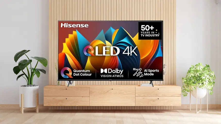 hisense-qled-tv-4k-65-zoll-winterdeal-amazon-tvmovie Der Hisense 4k QLED-Fernseher in einem Wohnzimmer.