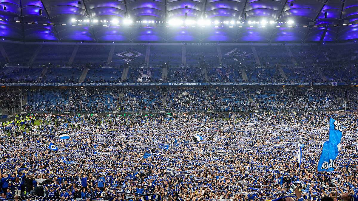 HSV Volksparkstadion voller Menschen, die auf dem Rasen feieren
