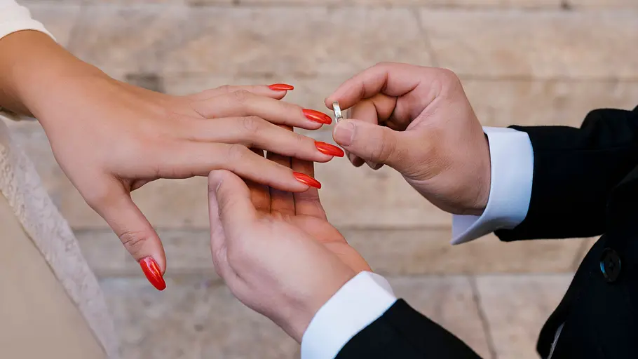Bei „Hochzeit auf den ersten Blick“ heiraten Paare, ohne sich vorher zu kennen. Symbolbild: Mann steckt Frau einen Ring an den Finger.