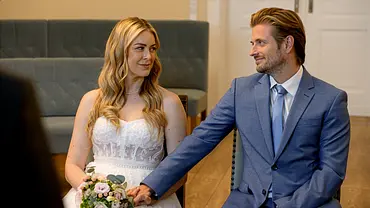 Jessica und Philip schauen sich beim Ja-Wort verliebt an. - Foto: RTL Jessica und Philip schauen sich beim Ja-Wort verliebt an. - Foto: RTL