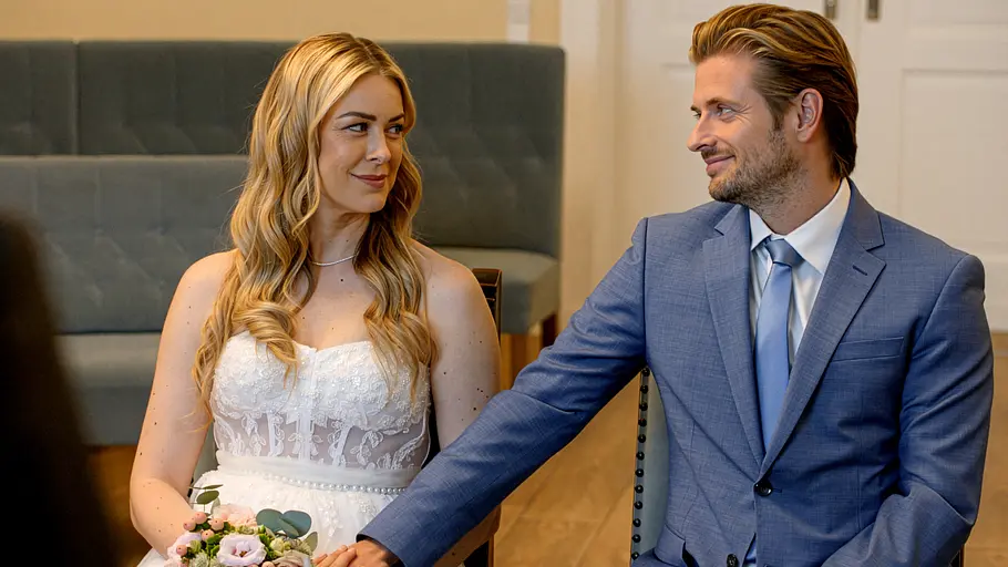 Jessica und Philip heiraten in dieser Woche. Jessica und Philip schauen sich beim Ja-Wort verliebt an.