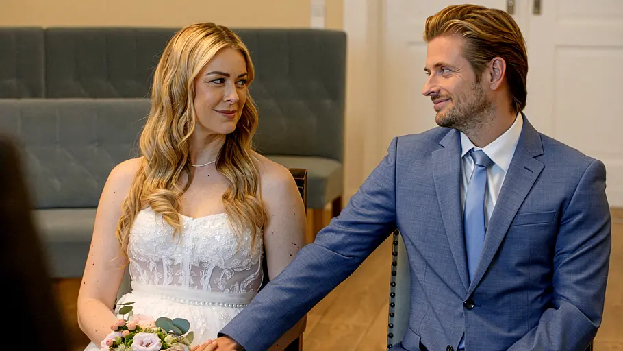 Jessica und Philip heiraten spontan. Jessica und Philip schauen sich beim Ja-Wort verliebt an.