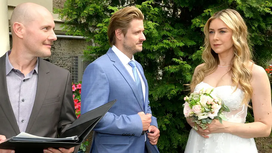 Oli. P tritt als Standesbeamter auf der Hochzeit von Philip und Jessy auf. Oli. P als Ricky mit Mappe in der Hand, Philip in Anzug und Jessy im Brautkleid.
