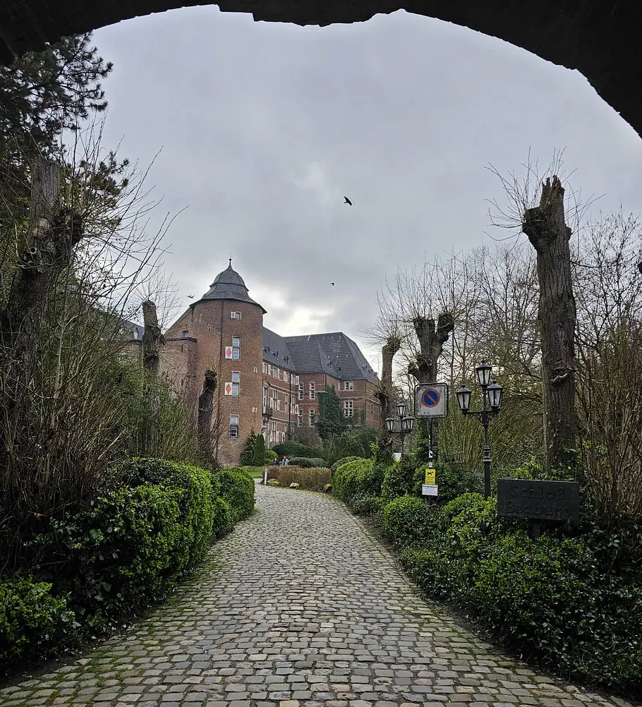 Hochzeitslocation Dieter Wollny: Schloss Bedburg Hier, im Schloss Bedburg in NRW, heiratete Dieter Wollny seine langjährige Freundin Marion standesamtlich.