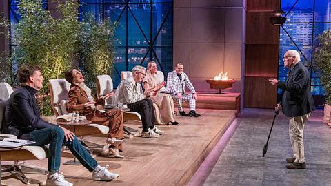 Ein 98-jähriger Gründer pitcht den amüsierten Löwen seinen Vorschlag. - Foto: RTL / Bernd-Michael Maurer