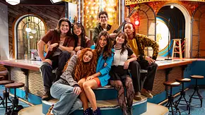 Hollywood Arts: Staffel 1. (L-R) Martin Kamm als Oscar, Emmy Liu-Wang als Pepper, Alyssa Miles als Emmy, Daniella Monet als Trina Vega, Matt Bennett als Robbie, Erika Swayze als Jen Z, und Peyton Jackson als Qwest - Foto: Kailey Schwerman/Paramount+/Netflix Hollywood Arts: Staffel 1. (L-R) Martin Kamm als Oscar, Emmy Liu-Wang als Pepper, Alyssa Miles als Emmy, Daniella Monet als Trina Vega, Matt Bennett als Robbie, Erika Swayze als Jen Z, und Peyton Jackson als Qwest - Foto: Kailey Schwerman/Paramount+/Netflix