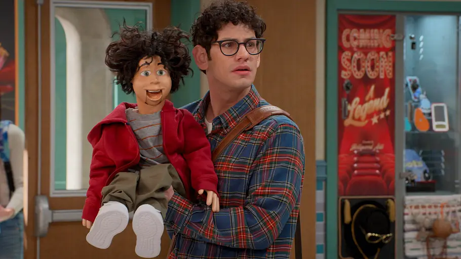 Hollywood Arts: Staffel 1. Matt Bennett als Robbie mit seiner Handpuppe Rex auf dem Arm.