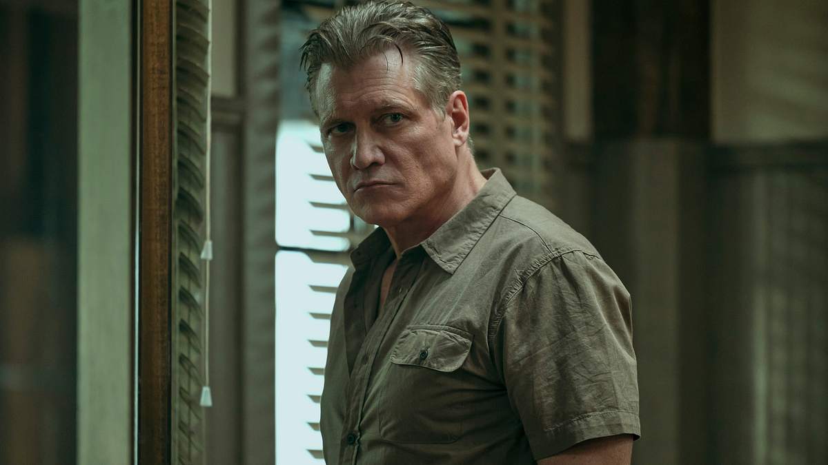 Holt McCallany als Harlan Buckley in „The Waterfront“. Harlan Buckley schaut ernst nach links.