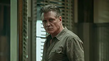 Harlan Buckley schaut ernst nach links. - Foto: DANA HAWLEY/NETFLIX Harlan Buckley schaut ernst nach links. - Foto: DANA HAWLEY/NETFLIX