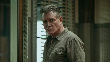 Harlan Buckley schaut ernst nach links. - Foto: DANA HAWLEY/NETFLIX