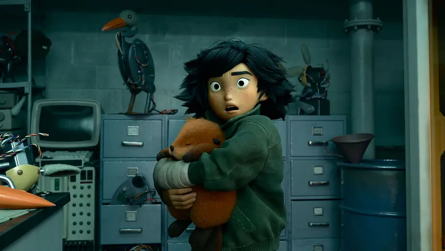 Mabel im Film „Hoppers“: Ein animiertes Mädchen mit schwarzen Haaren und grüner Jacke hält schützend ein kleines, pelziges Tier fest. Sie steht in einem Technikraum und blickt erschrocken nach vorne.