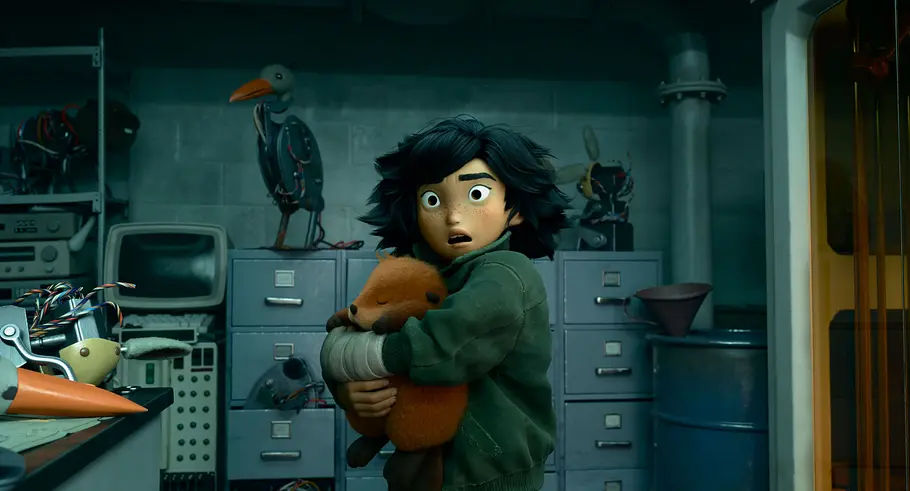 Mabel im Film „Hoppers“: Ein animiertes Mädchen mit schwarzen Haaren und grüner Jacke hält schützend ein kleines, pelziges Tier fest. Sie steht in einem Technikraum und blickt erschrocken nach vorne.