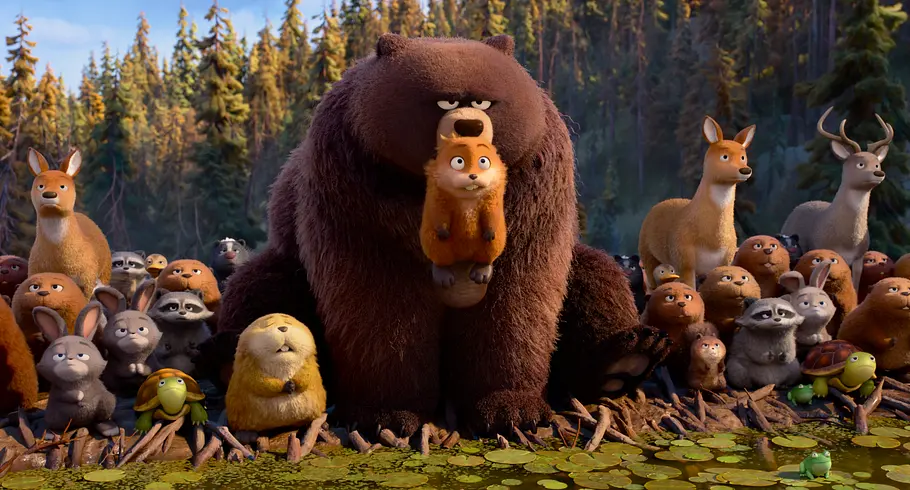 Im Film Hoppers hält ein großer Bär ein kleines, orangefarbenes Tier vor sich. Umgeben sind sie von zahlreichen Waldtieren wie Rehen, Kaninchen, Waschbären, Schildkröten und Fröschen vor einem Waldsee.