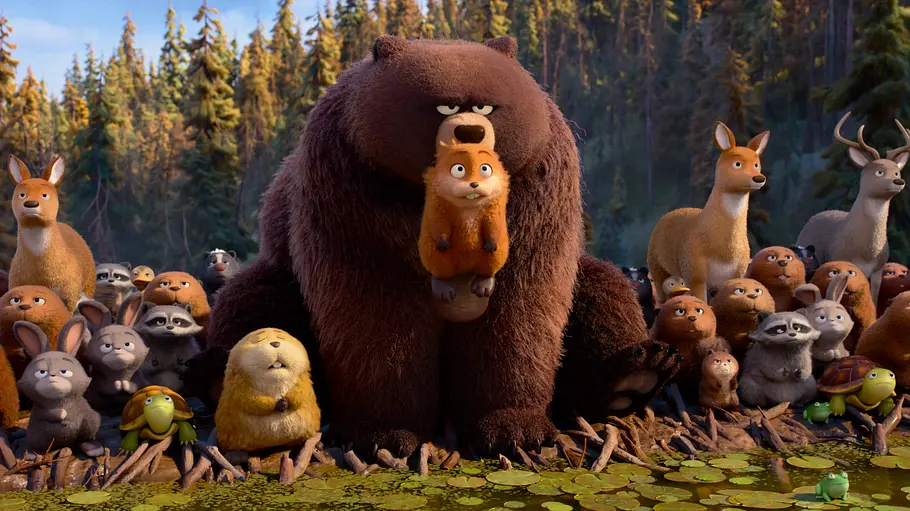 Im Film Hoppers hält ein großer Bär ein kleines, orangefarbenes Tier vor sich. Umgeben sind sie von zahlreichen Waldtieren wie Rehen, Kaninchen, Waschbären, Schildkröten und Fröschen vor einem Waldsee.
