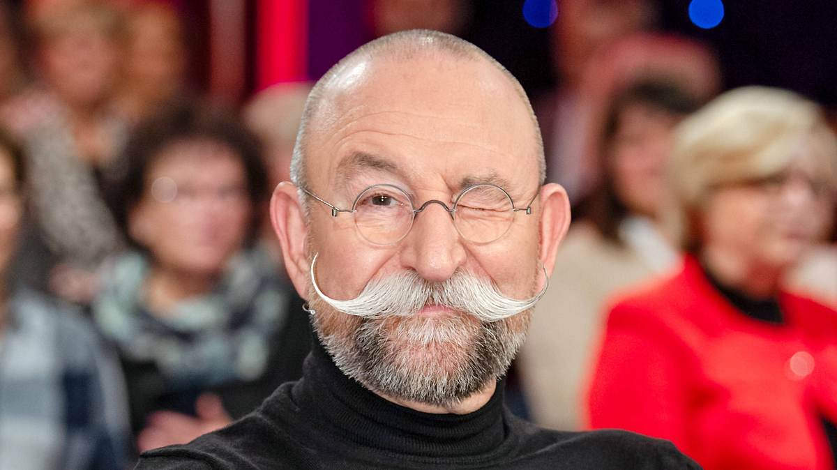 Horst Lichter zwinkert in einem schwarzen Rollkragenpullover in die Kamera. Im Netz zeigt er sich aktuell leichter bekleidet. Horst Lichter zwinkert in einem schwarzen Rollkragenpullover in die Kamera. Im Netz zeigt er sich aktuell leichter bekleidet.
