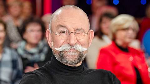 Horst Lichter zwinkert in einem schwarzen Rollkragenpullover in die Kamera. Im Netz zeigt er sich aktuell leichter bekleidet. - Foto: IMAGO / STAR-MEDIA