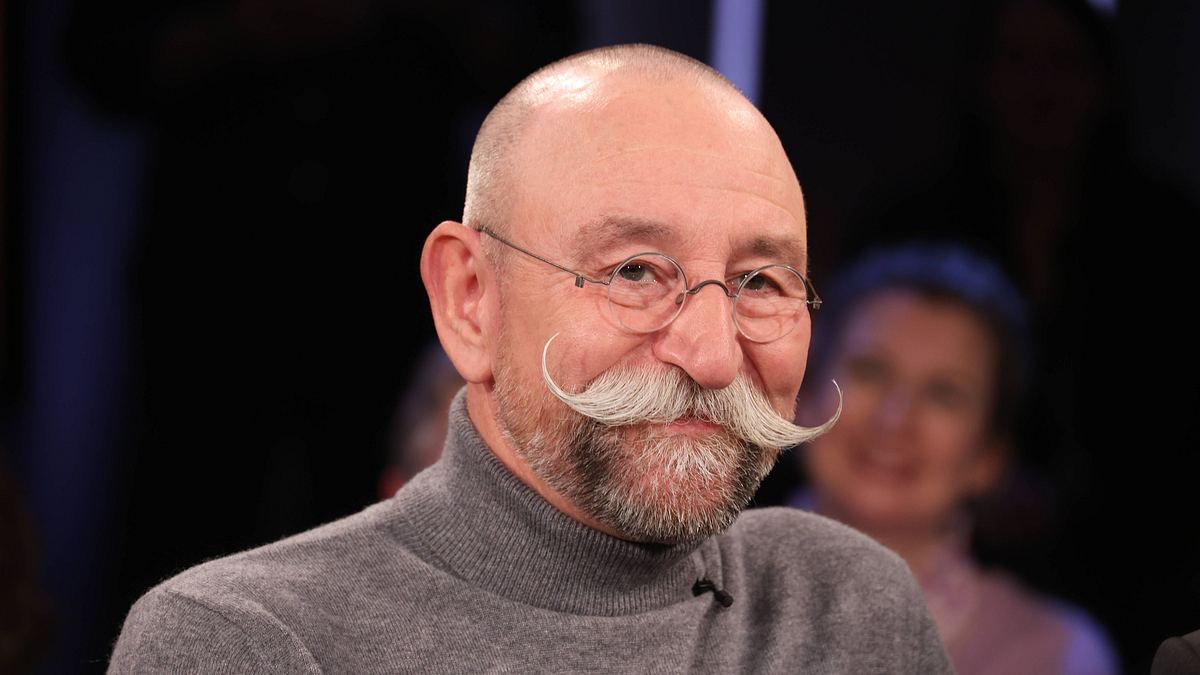 Horst Lichter mit Rollkragenpullover in einer Talkshow.