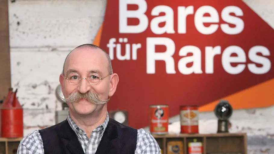 Horst Lichter vor dem „Bares für Rares“-Logo.