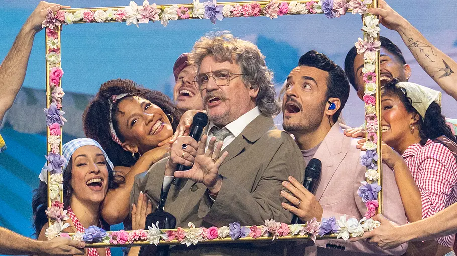 Horst Schlämmer (M.) und Giovanni Zarrella (3.v.r.) Die Giovanni Zarrella Show - Ein Abend für die Liebe: Horst Schlämmer und Giovanni Zarrella stehen hinter einem mit Blumen dekorierten Bilderrahmen. Horst Schlämmer singt in ein Mikrofon. Um sie herum befinden sich Tänzerinnen und Tänzer.
