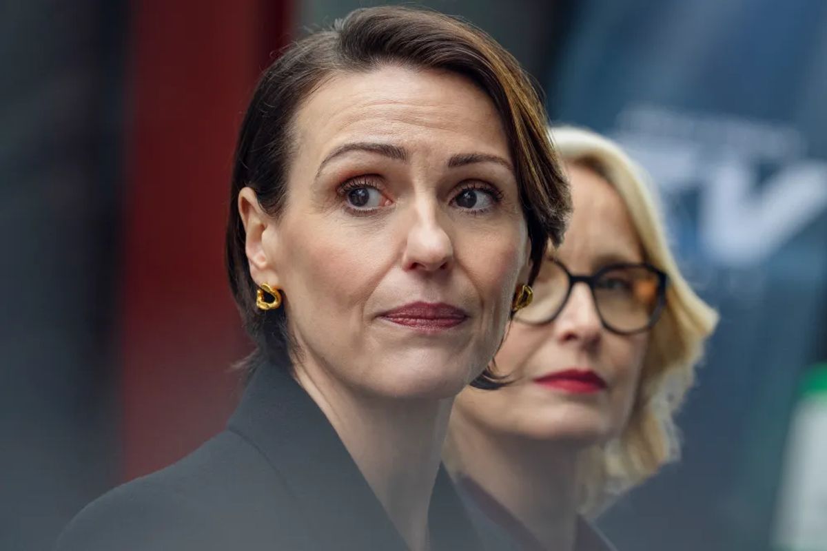 Hostage Netflix Suranne Jones und Julie Delpy in ihren Rollen als Politikerinnen in der Netflix-Serie Hostage