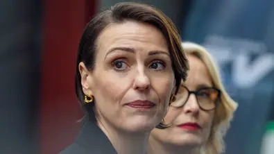 Suranne Jones und Julie Delpy in ihren Rollen als Politikerinnen in der Netflix-Serie Hostage - Foto: Des Willie/Netflix