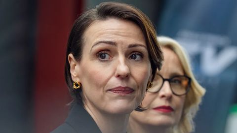 Suranne Jones und Julie Delpy in ihren Rollen als Politikerinnen in der Netflix-Serie Hostage - Foto: Des Willie/Netflix