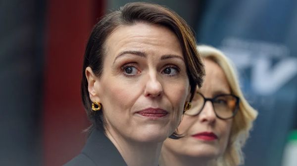 Suranne Jones und Julie Delpy in ihren Rollen als Politikerinnen in der Netflix-Serie Hostage - Foto: Des Willie/Netflix