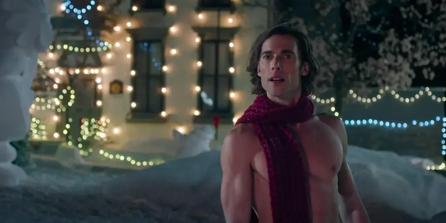 Hot Frosty Dustin Milligan als Jack Snowman in Hot Frosty steht Oberkörper frei im Schnee. Er trägt einen roten Schal.