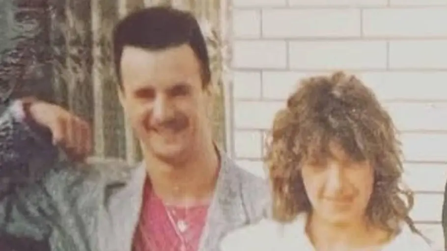 Detlef und Nicole Steves Ein älteres, leicht verblasstes Foto zeigt ein junges Paar, das eng nebeneinander steht; die Frau hält einen Blumenstrauß in den Händen, während der Mann den Arm um sie gelegt hat.