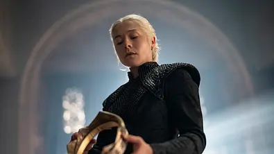 House of the Dragon: Emma DArcy schaut die Krone in ihrer Hand an! - Foto: HBO Max
