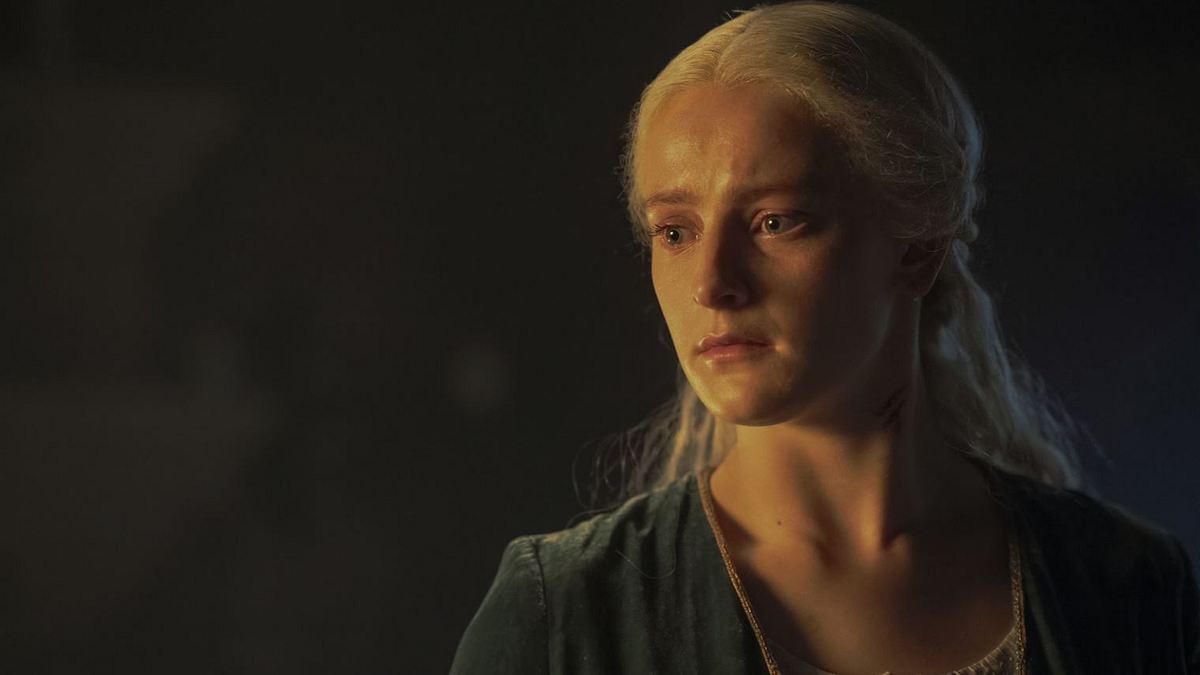 Helaena aus House of the Dragon schaut besorgt