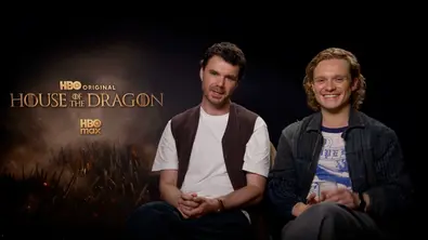 Tom Glynn-Carney und Matthew Needham bei einem Junket zu HotD, Staffel 3. Tom lacht, während Matthew etwas verwirrt aussieht.  - Foto: HBO