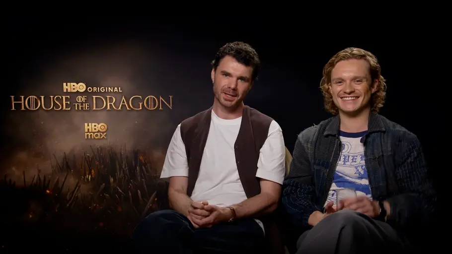 Tom Glynn-Carney und Matthew Needham House of the Dragon Tom Glynn-Carney und Matthew Needham bei einem Junket zu HotD, Staffel 3. Tom lacht, während Matthew etwas verwirrt aussieht.