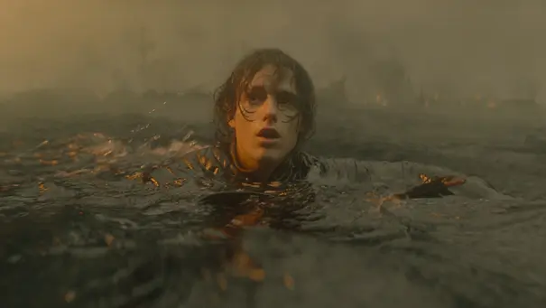 Jace im Wasser, er schaut erschrocken zur Seite. - Foto: Courtesy of HBO