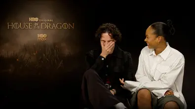 Harry Collett und Bethany Antonia beim House of the Dragon Junket. Beide lachen und Harry hält sich die Hand vors Gesicht. - Foto: HBO Max Harry Collett und Bethany Antonia beim House of the Dragon Junket. Beide lachen und Harry hält sich die Hand vors Gesicht. - Foto: HBO Max