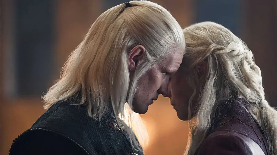 „House of the Dragon“, Staffel 3 Rhaenyra und Daemon halten ihre Köpfe zusammen und schauen ernst