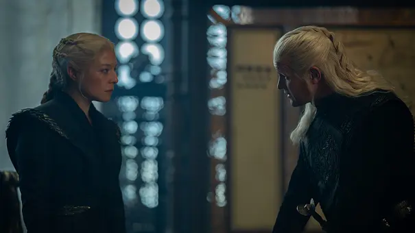 Daemon und Rhaenyra schauen sich während eines Gespräches tief in die Augen. - Foto: Ollie Upton/HBO Daemon und Rhaenyra schauen sich während eines Gespräches tief in die Augen. - Foto: Ollie Upton/HBO