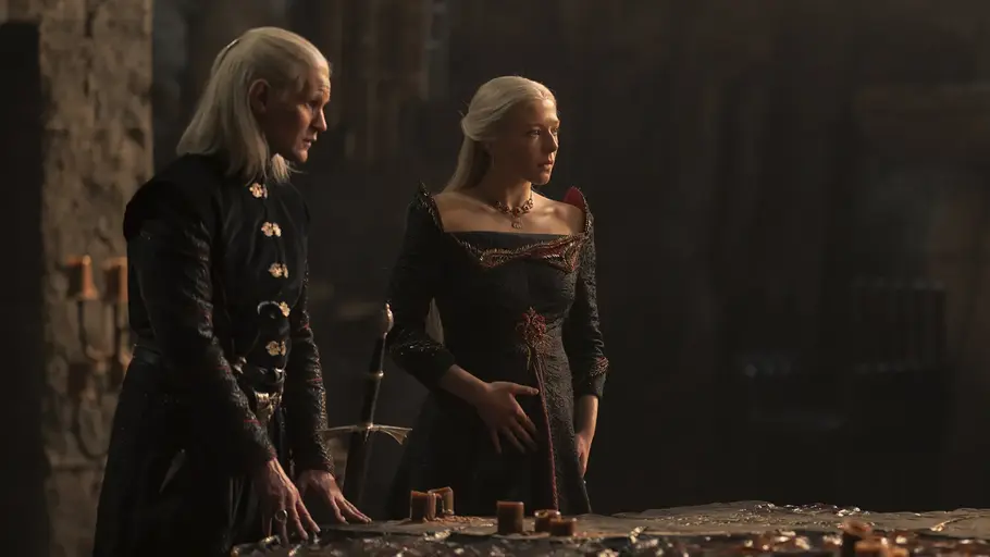 House of the Dragon Rhaenyra und Daemon stehen nebeneinander am Ende eines Tisches und schauen jemand entgeistert an.