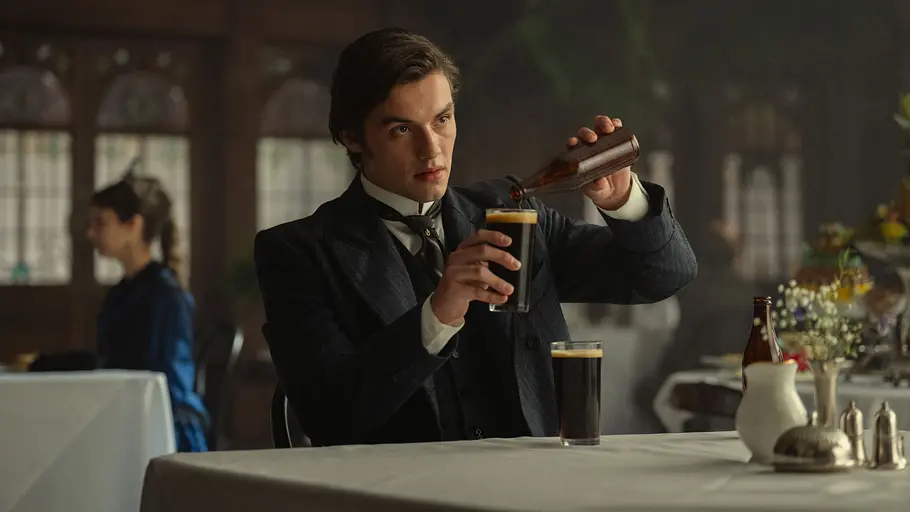 Edward Guinness (Louis Partridge) Edward Guinness (Louis Partridge) in „House of Guinness“.
