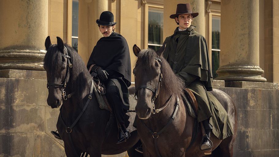 Die Brüder Arthur (Anthony Boyle) und Edward Guinness (Louis Partridge) reiten auf Pferden.