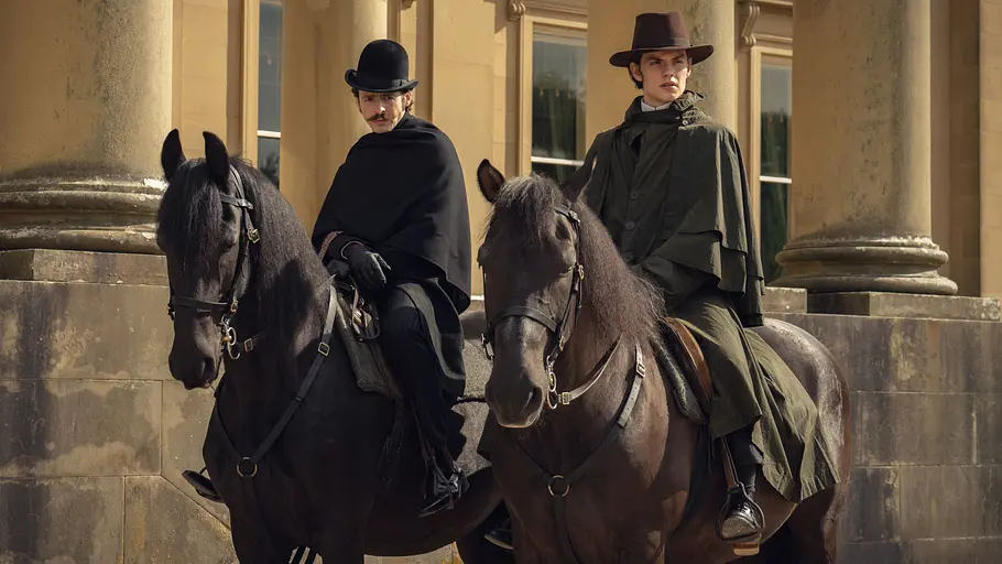 Die Brüder Arthur (Anthony Boyle) und Edward Guinness (Louis Partridge) reiten auf Pferden.