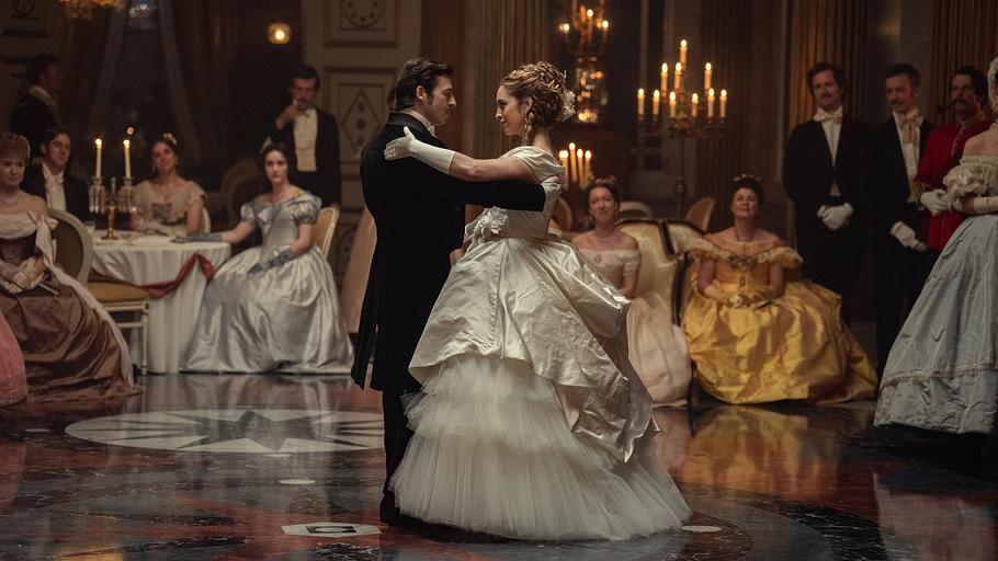 Lady Olivia Hedges (Danielle Galligan) und Arthur Guinness (Anthony Boyle) tanzen auf ihrer Hochzeit in der Serie „House of Guinness“.