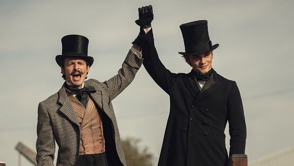 Arthur (Anthony Boyle) und Edward Guinness (Louis Partridge) in der Serie „House of Guinness“. - Foto: Ben Blackall/Netflix